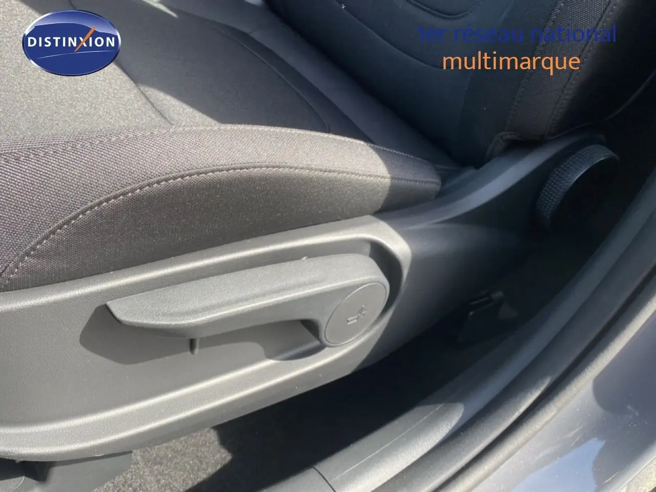 Détail de la commande de réglage manuel du siège côté conducteur sur Hyundai Tucson gris Ecotronic Metal.
