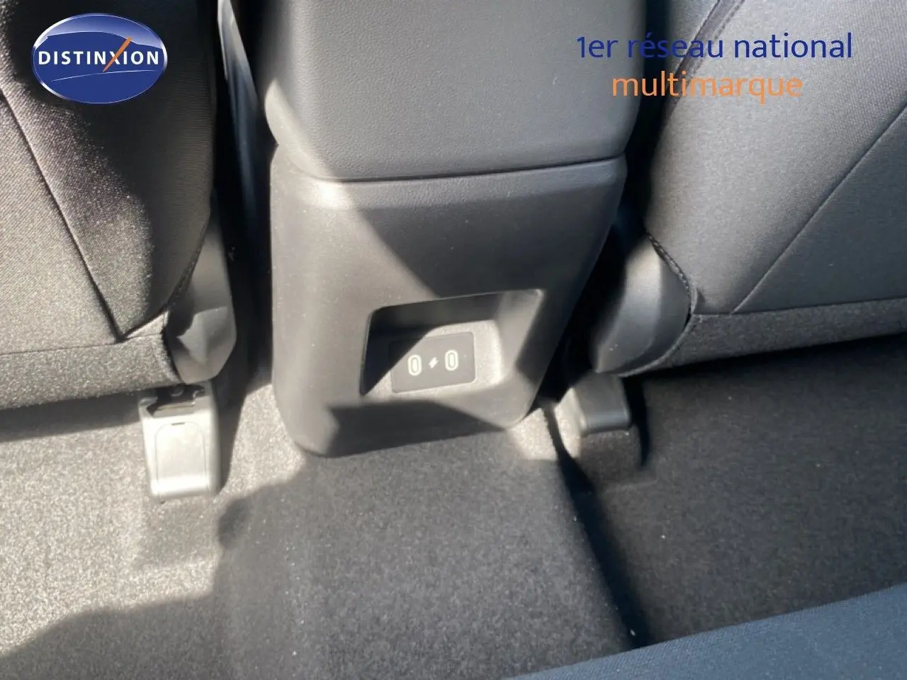 Détail de la console centrale arrière avec prise USB visible entre les sièges arrière du Hyundai Tucson gris Ecotronic Metal.
