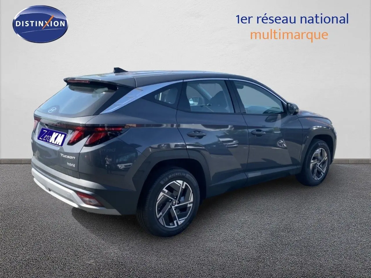 Vue 3/4 arrière droite d’un Hyundai Tucson gris Ecotronic Metal 2026 avec jantes bi-ton et feux LED distinctifs.