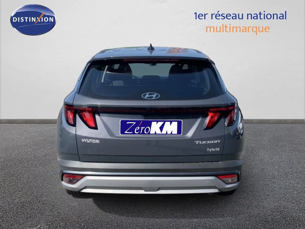 Vue arrière d'un Hyundai Tucson gris Ecotronic Metal 2026 avec feux LED et badge hybrid visible.