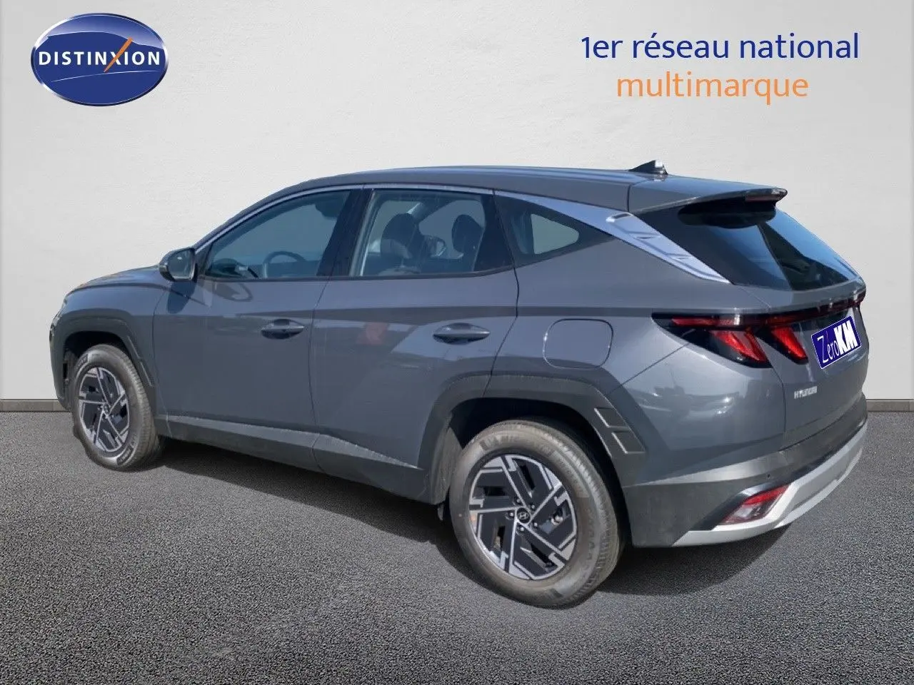 Vue 3/4 arrière droite du Hyundai Tucson gris Ecotronic Metal avec jantes bi-ton et feux arrière LED distinctifs.