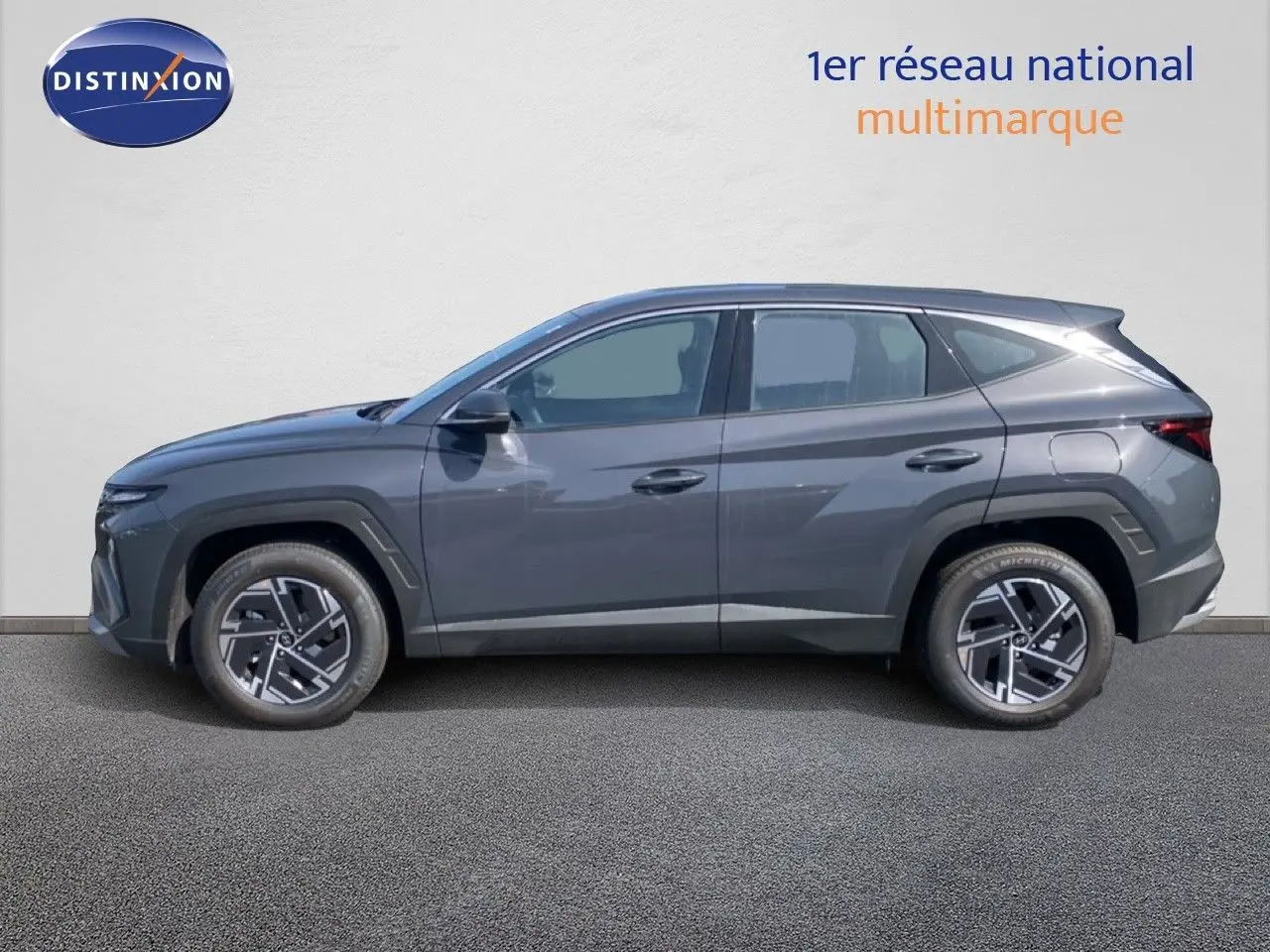 Vue latérale droite du Hyundai Tucson 2026 gris Ecotronic Metal avec jantes alliage et lignes modernes distinctives.