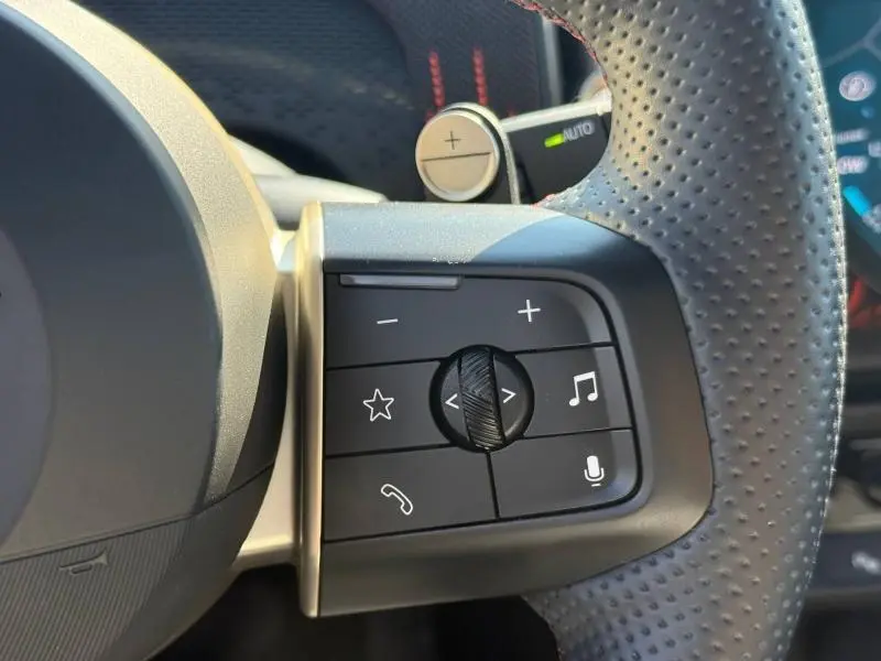 Gros plan sur les commandes multifonctions au volant côté droit du MINI Countryman argenté 2025, avec boutons de volume et appels.