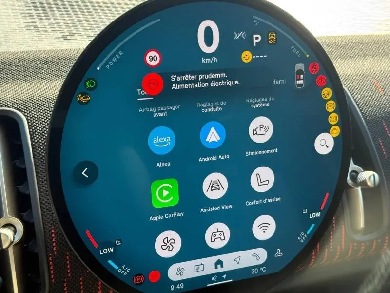 Gros plan sur l'écran circulaire tactile du tableau de bord de la MINI Countryman argentée, affichant les options connectées.