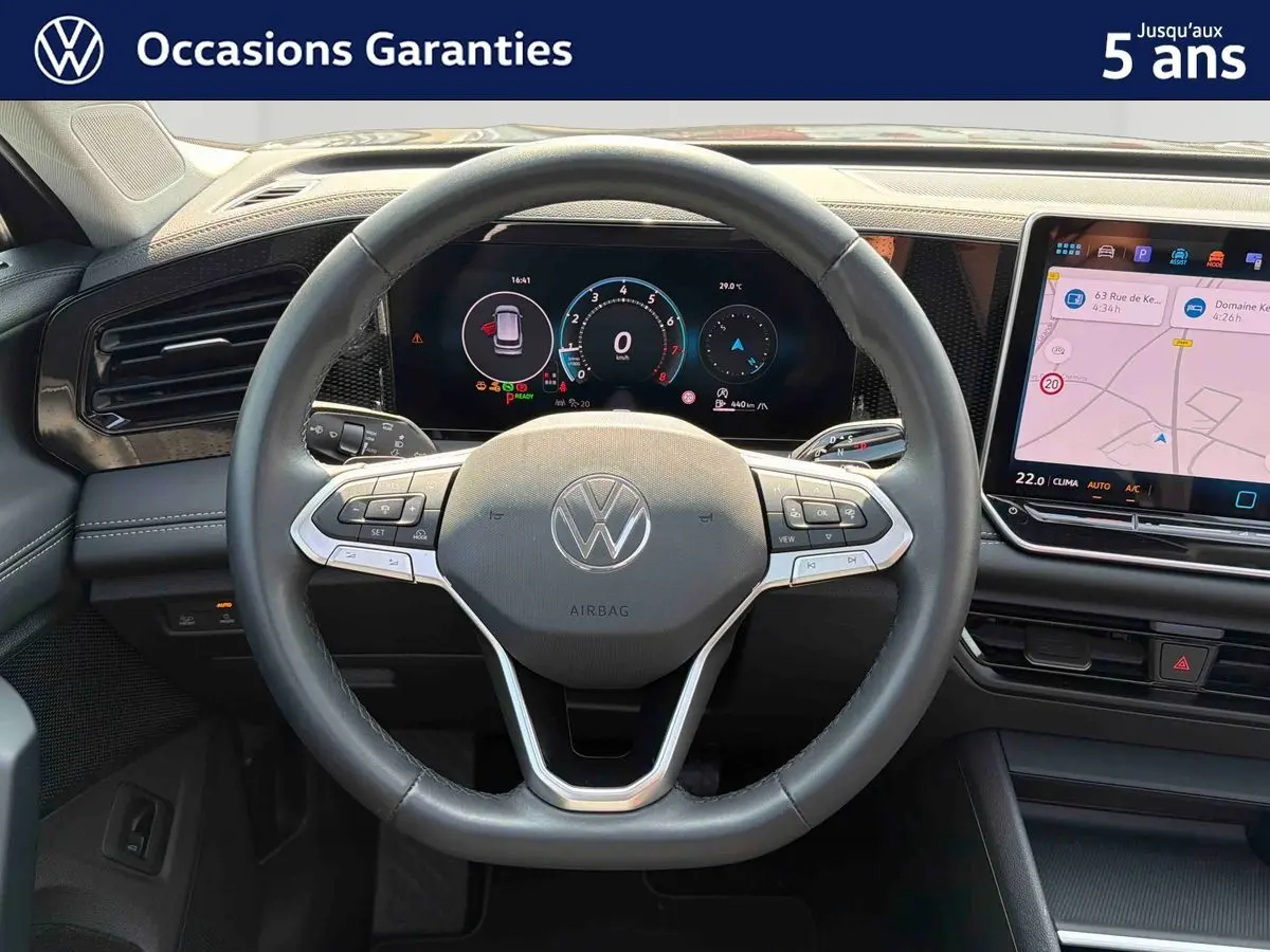 Vue rapprochée du volant cuir multifonction et du tableau de bord numérique du Volkswagen Tiguan 2025, intérieur noir.