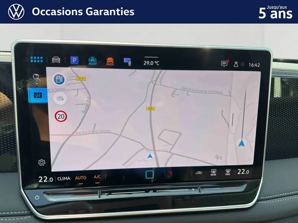 Affichage tactile intérieur du système de navigation du Volkswagen Tiguan 2025, vue rapprochée du tableau de bord.
