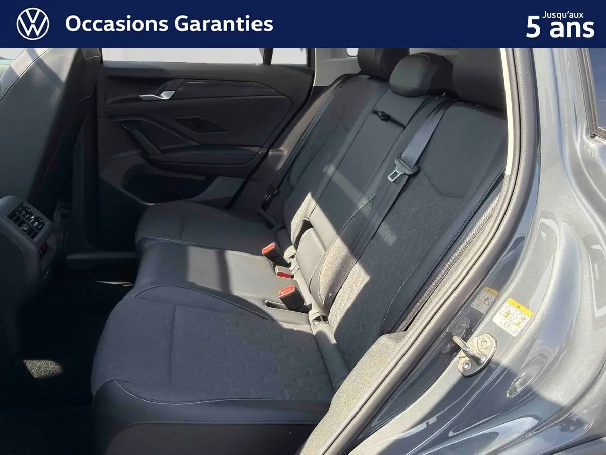 Vue côté droit des sièges arrière gris du Volkswagen Tiguan 2025 avec portières ouvertes et garnitures noires.
