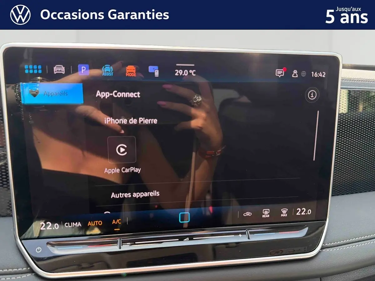 Écran tactile intérieur du Volkswagen Tiguan 2025 affichant la connexion Apple CarPlay, avec finition grise visible.
