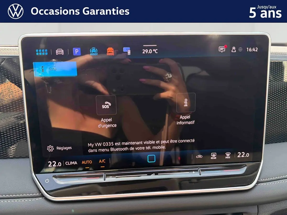 Écran tactile central du Volkswagen Tiguan 2025 en gros plan avec interface d’assistance et climatisation visible.