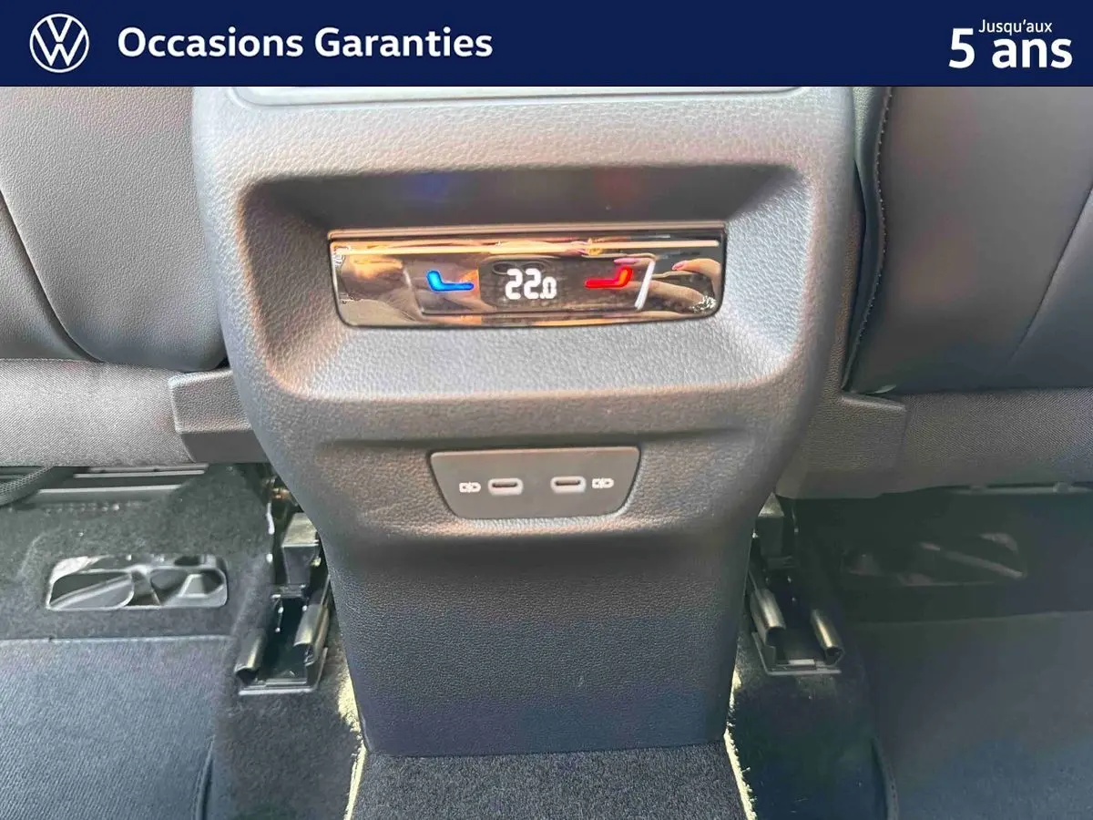Vue rapprochée de la console arrière du Volkswagen Tiguan gris 2025, avec réglage climatisation et ports USB-C visibles.