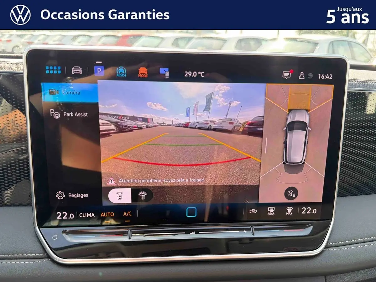Écran tactile intérieur du Volkswagen Tiguan 2025 montrant la caméra de recul et l’aide au stationnement.