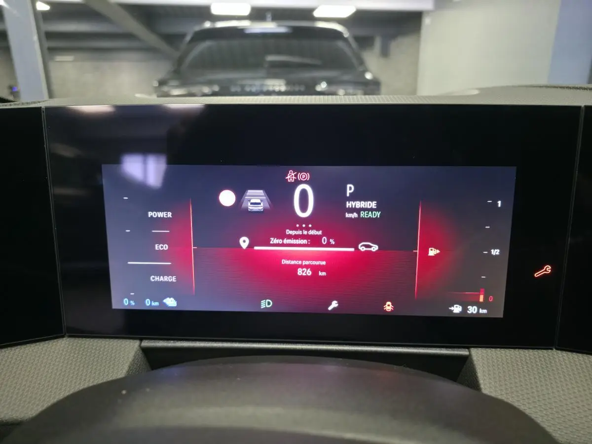 Affichage numérique du tableau de bord de l’Opel Astra Hybrid 2024 en mode hybride, vue frontale rapprochée.