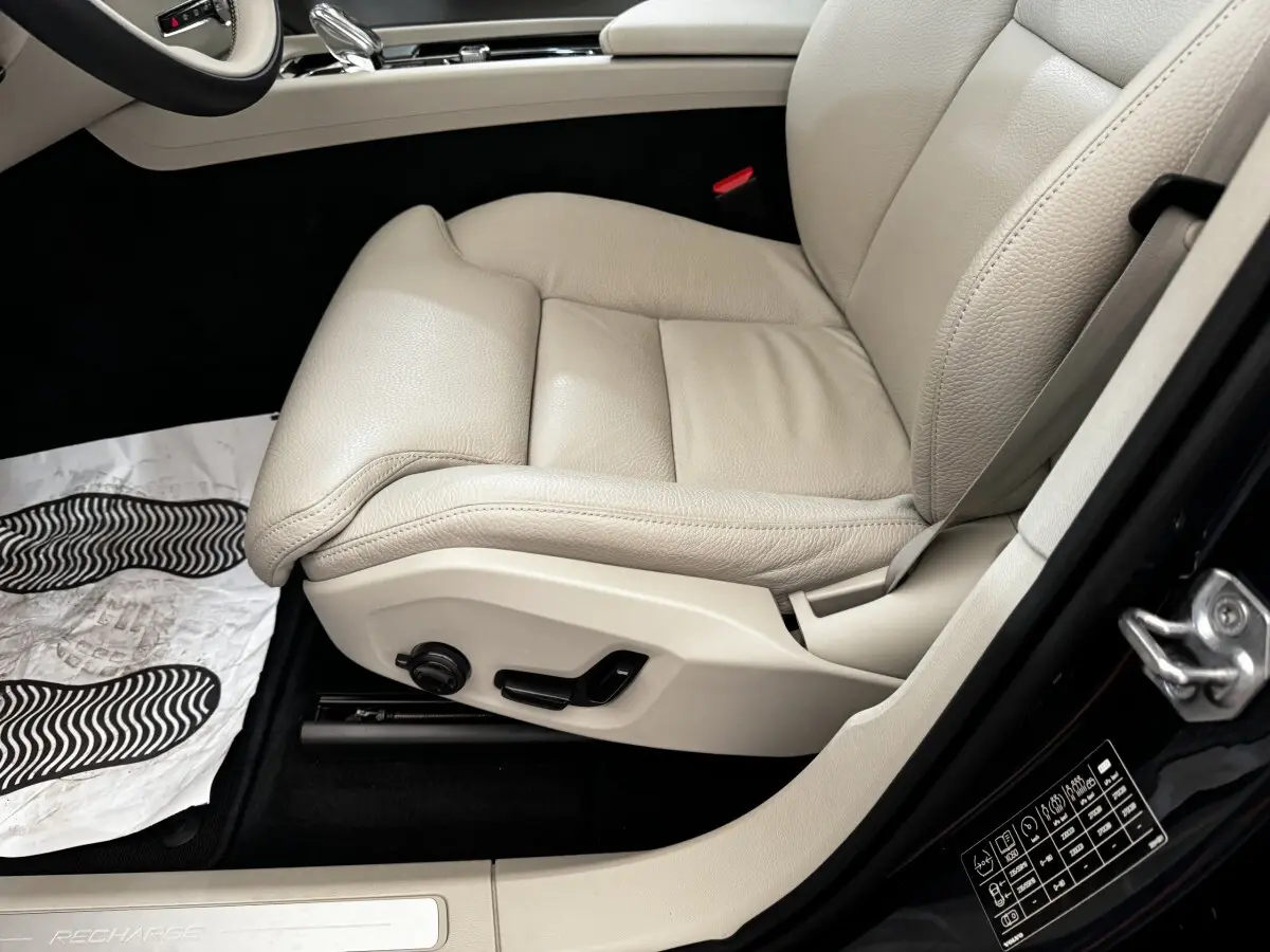 Vue rapprochée du siège avant droit beige clair d’un Volvo XC60 Recharge T8 2021, avec réglages électriques visibles.