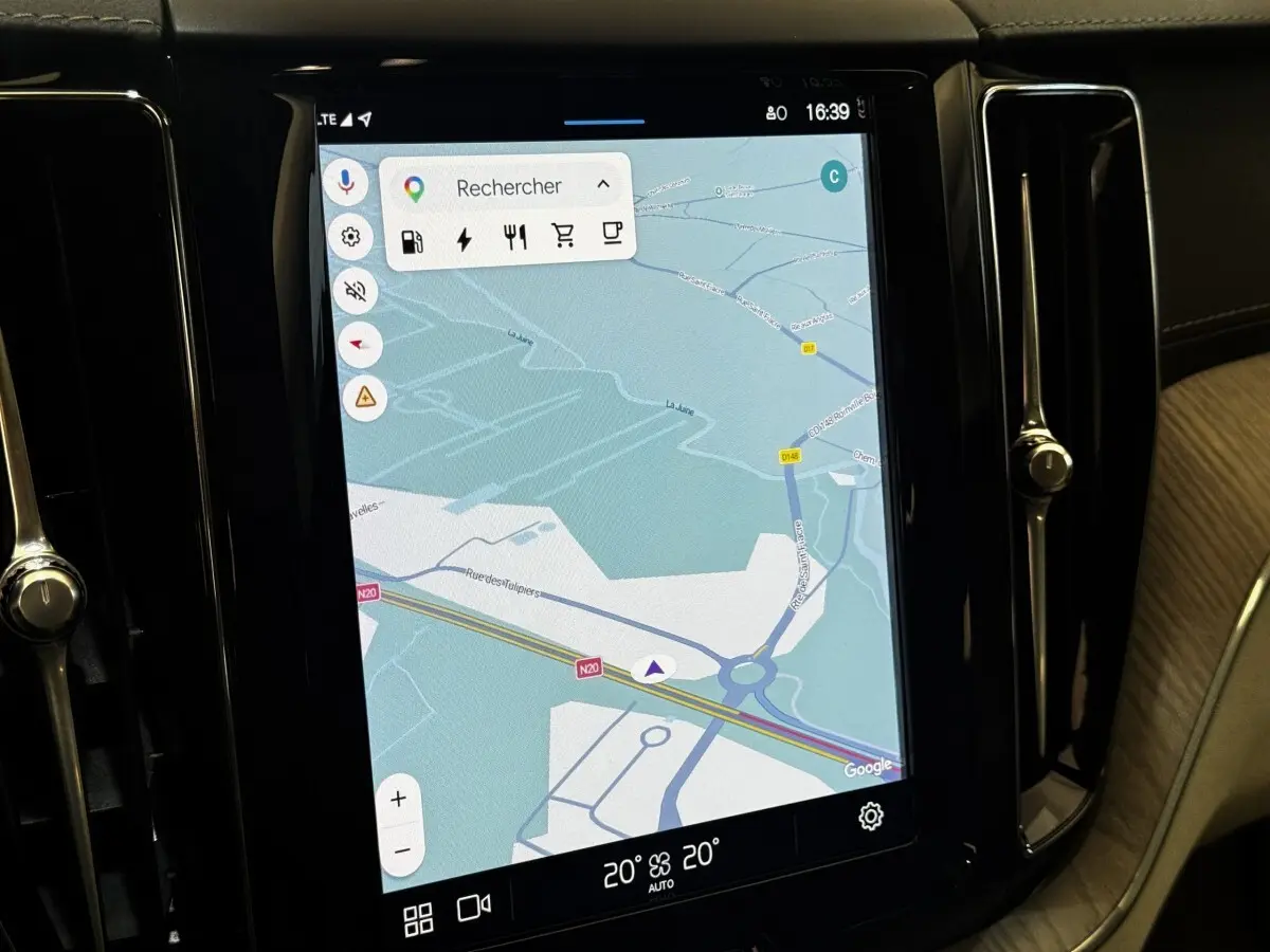 Écran tactile central du tableau de bord du Volvo XC60 bleu, affichant la navigation GPS en intérieur.