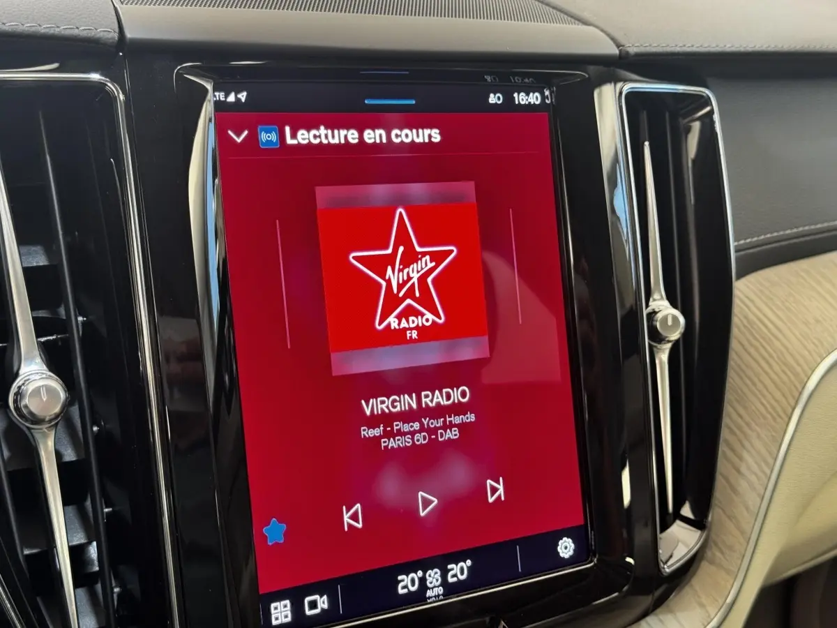 Écran tactile central du tableau de bord du Volvo XC60 bleu, affichant la radio Virgin Radio en cours de lecture.