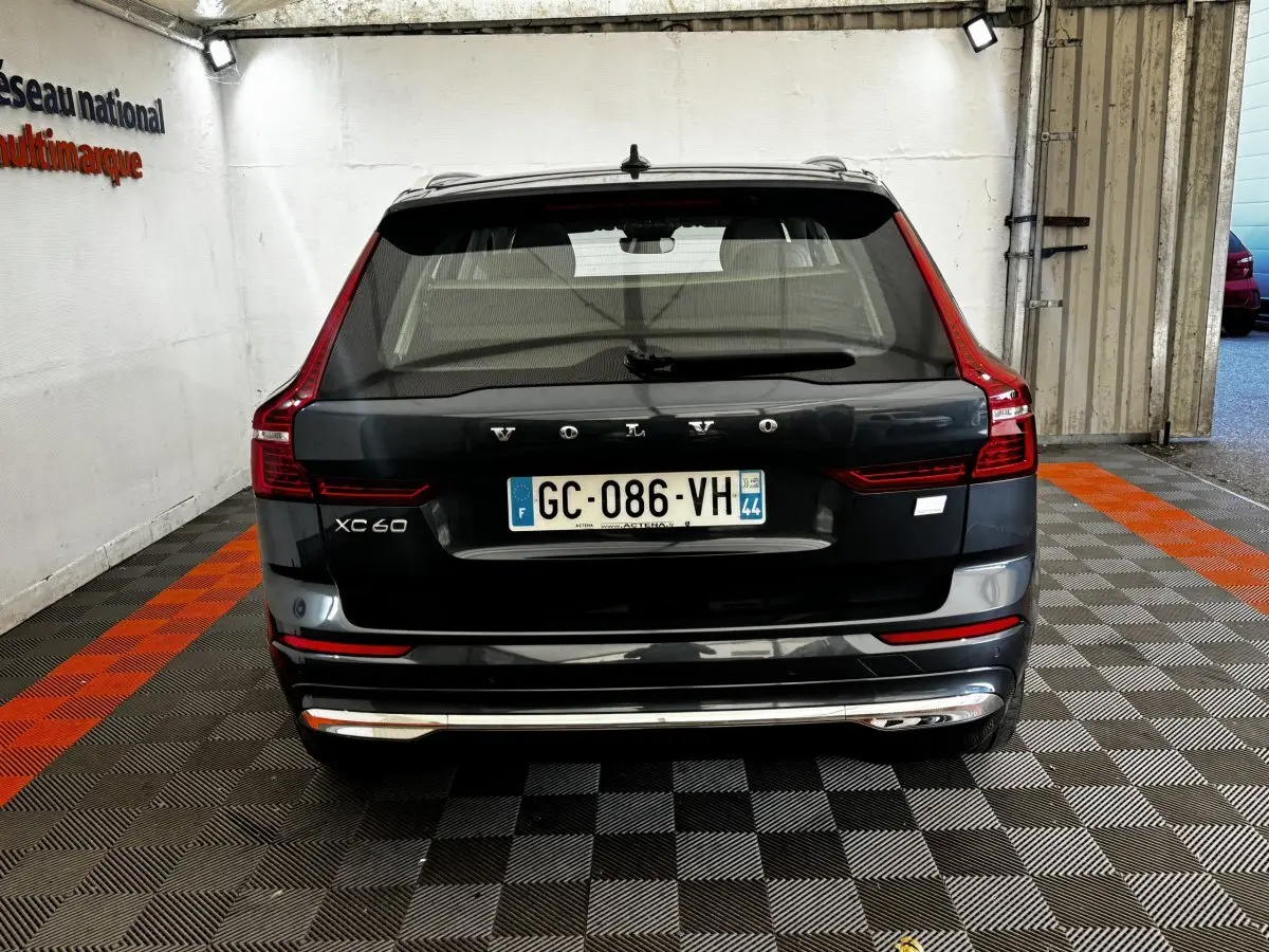 Vue arrière d'un Volvo XC60 bleu foncé avec feux LED caractéristiques et plaque d'immatriculation française.