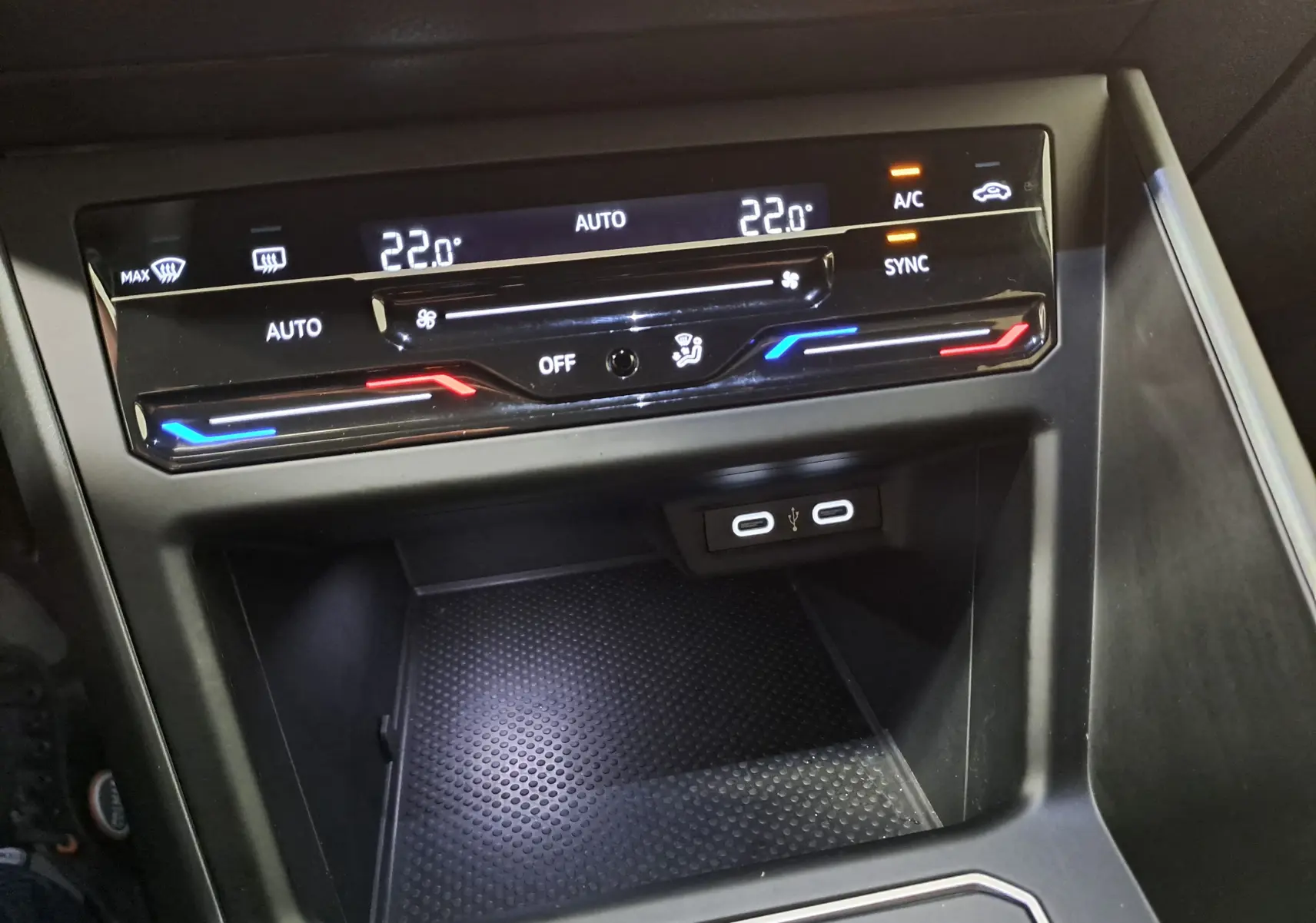 Panneau de commande de la climatisation automatique du Volkswagen Taigo 1.0 TSI R-Line avec affichage digital et ports USB-C.