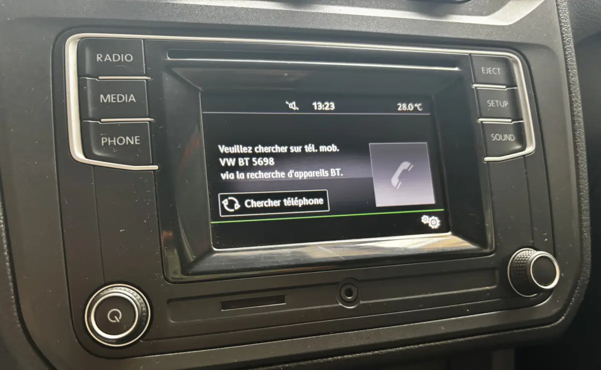 Écran tactile central du Volkswagen Caddy 2019 affichant la connexion Bluetooth et la température extérieure.