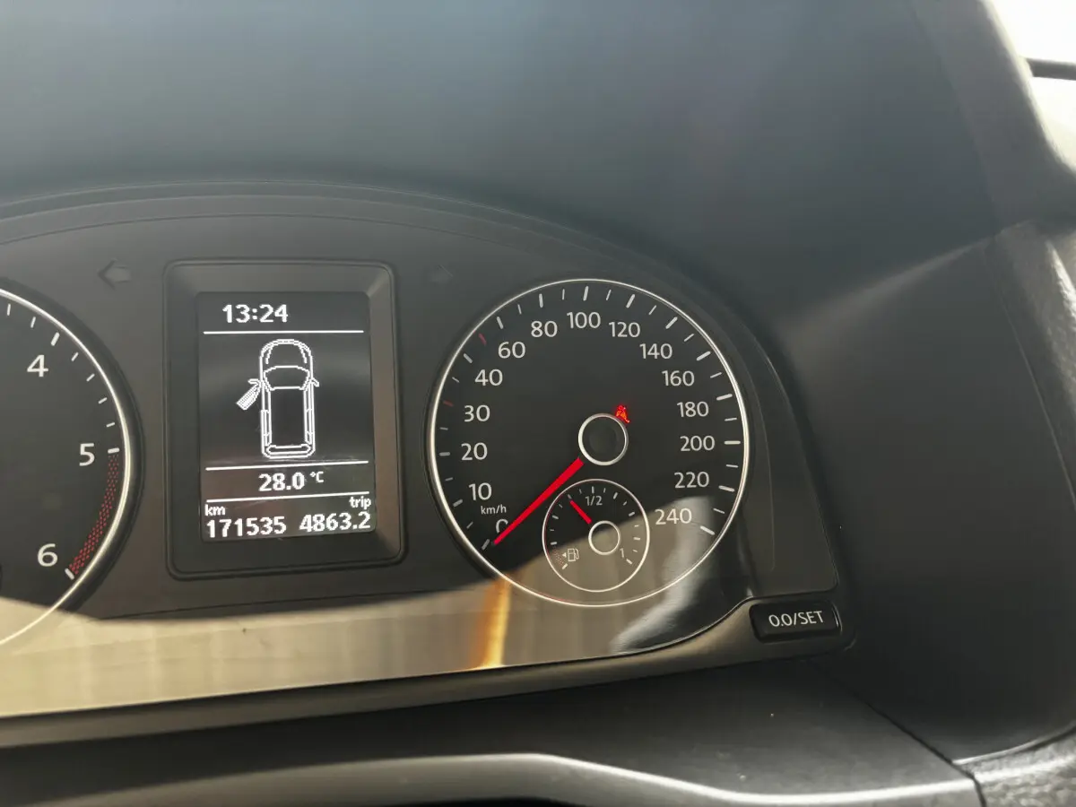 Tableau de bord du Volkswagen Caddy 2019 montrant compteur vitesse, température extérieure et affichage multifonctions.