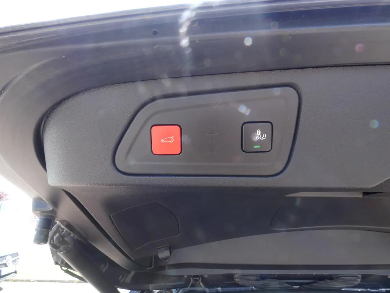 Gros plan sur les commandes du hayon électrique noir du Citroën C5 Aircross 2020 finition Shine Pack