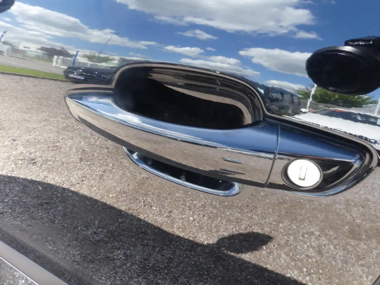 Poignée de porte noire brillante côté gauche du Citroën C5 Aircross 2020 avec serrure intégrée.