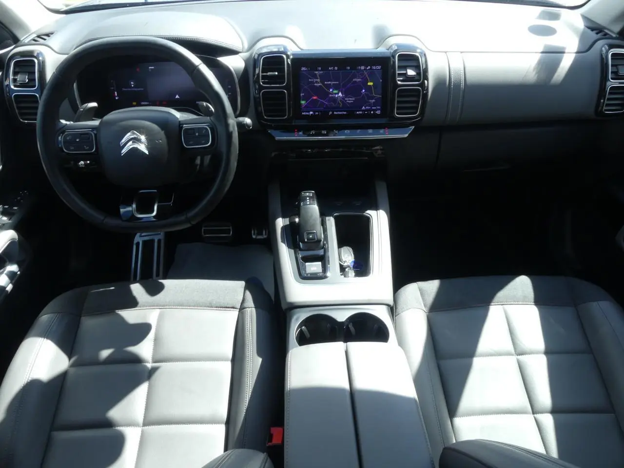 Intérieur clair du Citroën C5 Aircross 2020, vue avant sur tableau de bord, volant cuir et écran tactile central.