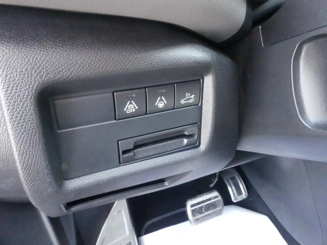 Gros plan sur les commandes de sécurité et pédalier aluminium côté conducteur du Citroën C5 Aircross noir 2020.