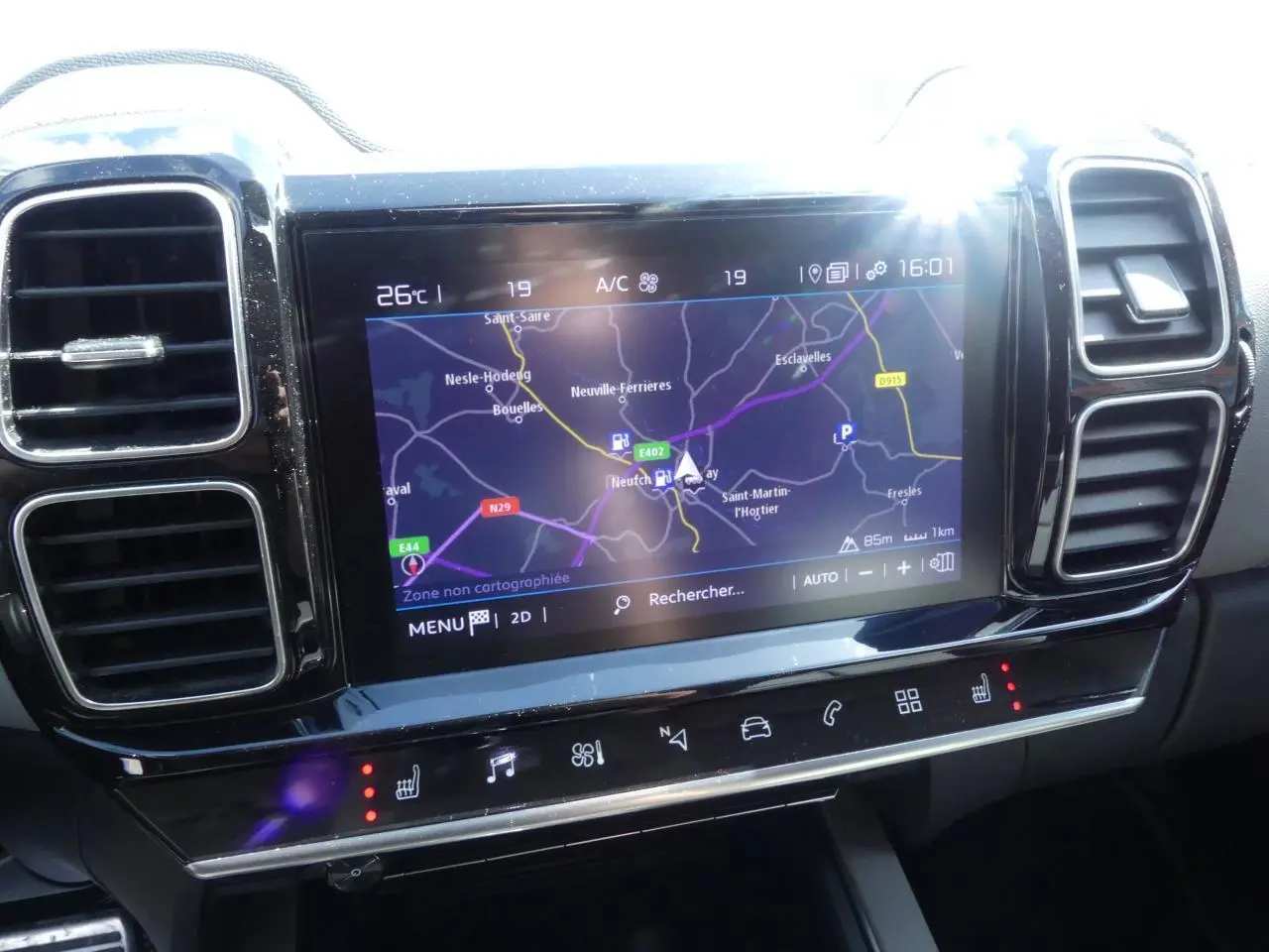 Écran tactile central avec navigation GPS et aérateurs noirs brillants dans l'habitacle du Citroën C5 Aircross noir.
