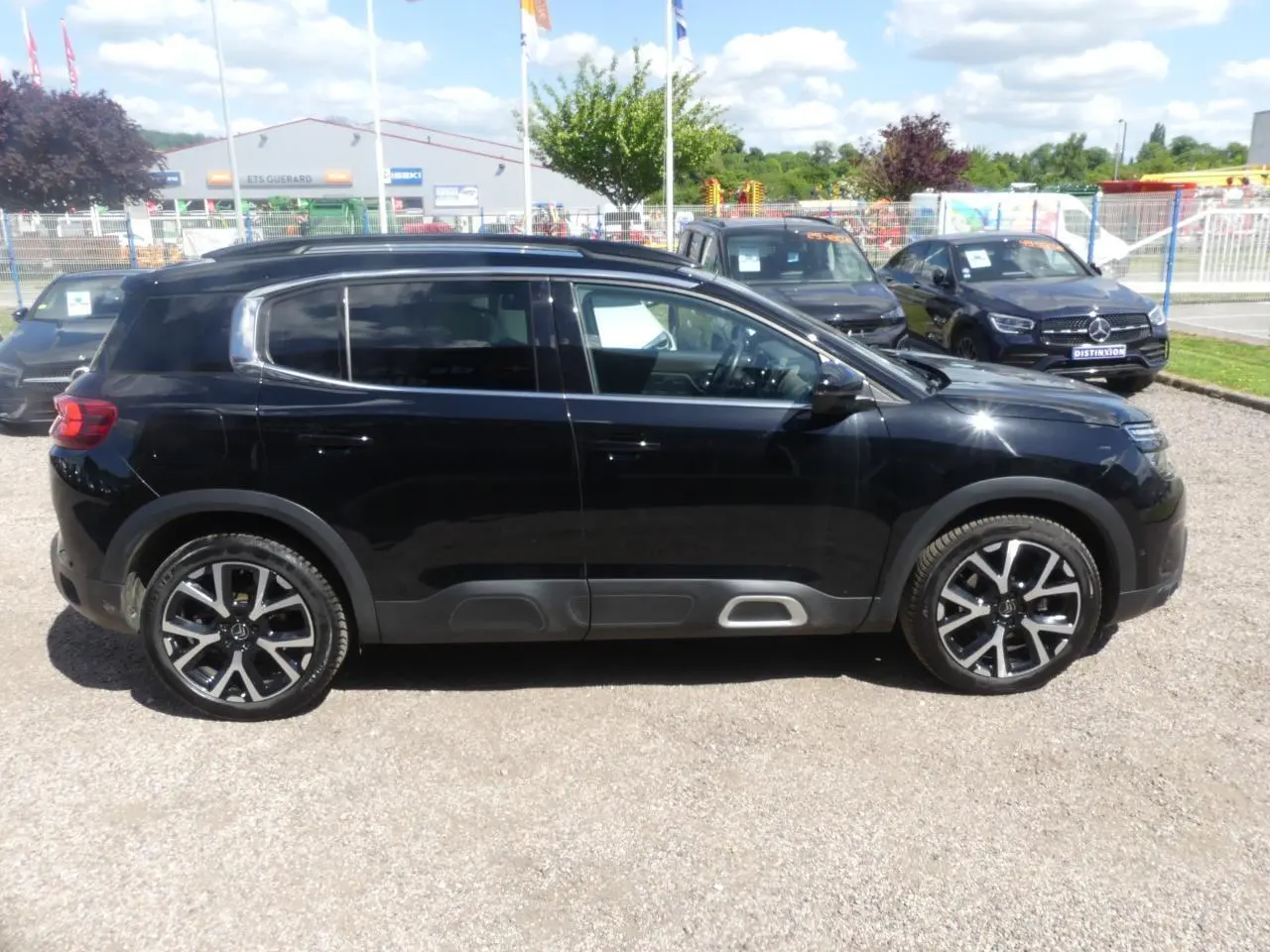 Profil côté gauche d'un Citroën C5 Aircross noir nacré avec jantes alliage 19 pouces et vitres surteintées.