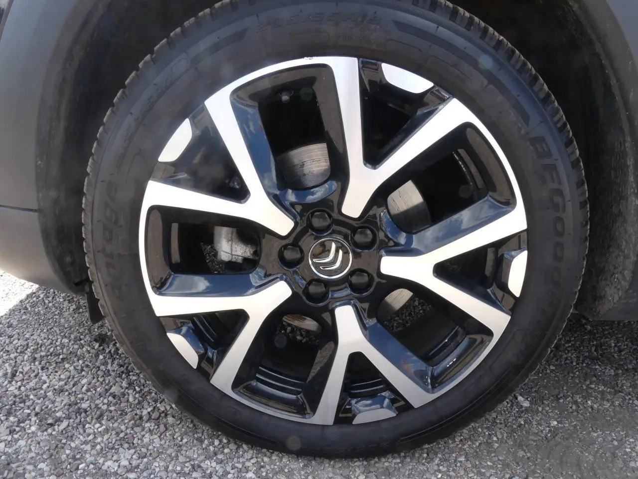 Gros plan sur la jante alliage 19 pouces diamantée noire et argentée du Citroën C5 Aircross noir, côté gauche.