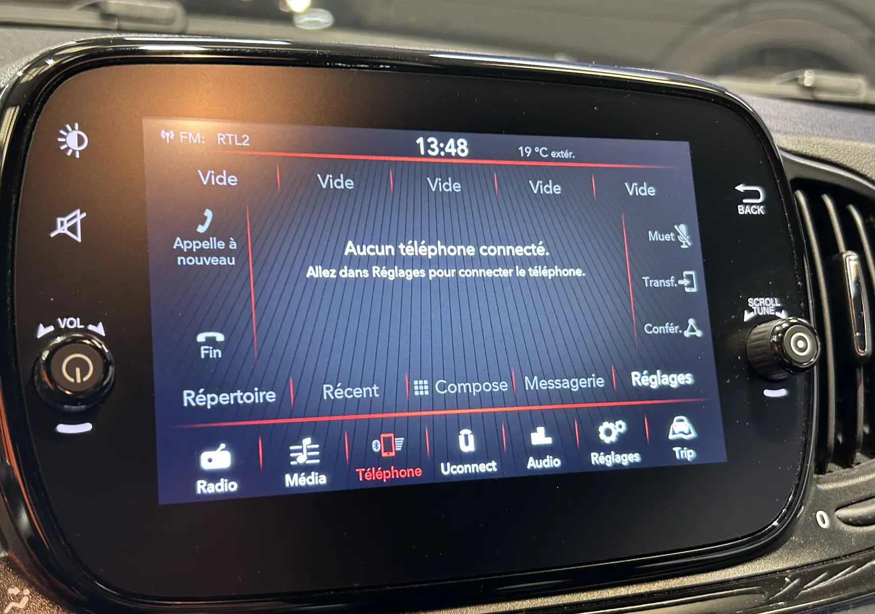 Écran tactile central de la Fiat 500 2023 affichant le menu téléphone sans connexion active, entouré de commandes noires.