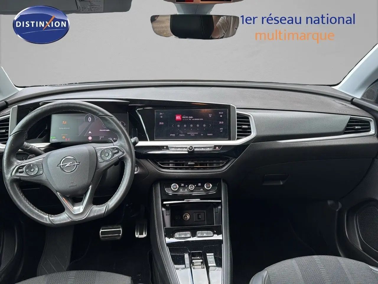 Vue intérieure frontale de l’Opel Grandland noir 2024, mettant en valeur le tableau de bord digital et la console centrale moderne.
