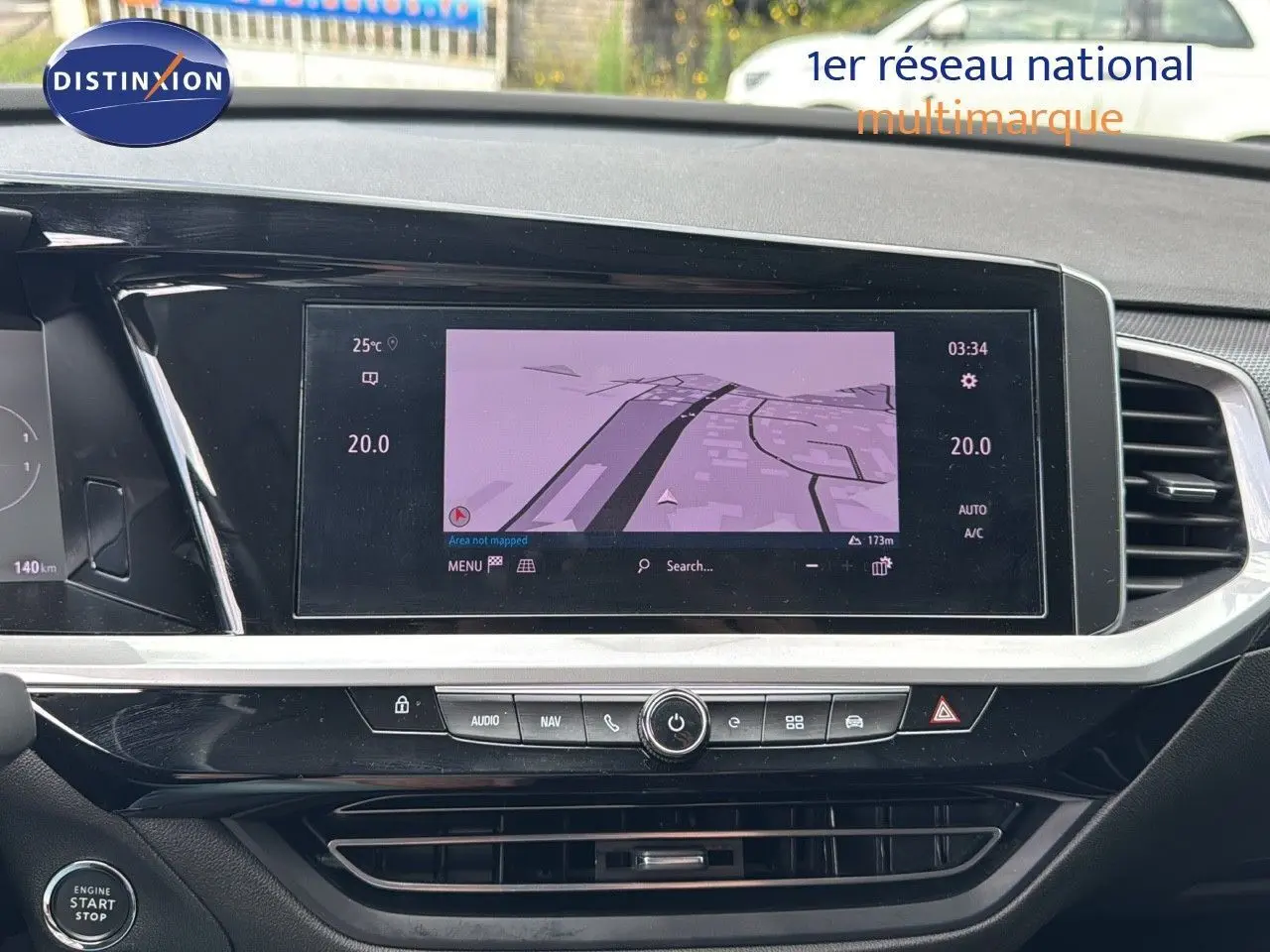 Tableau de bord de l’Opel Grandland noir 2024 avec écran tactile affichant la navigation, vue frontale intérieure.