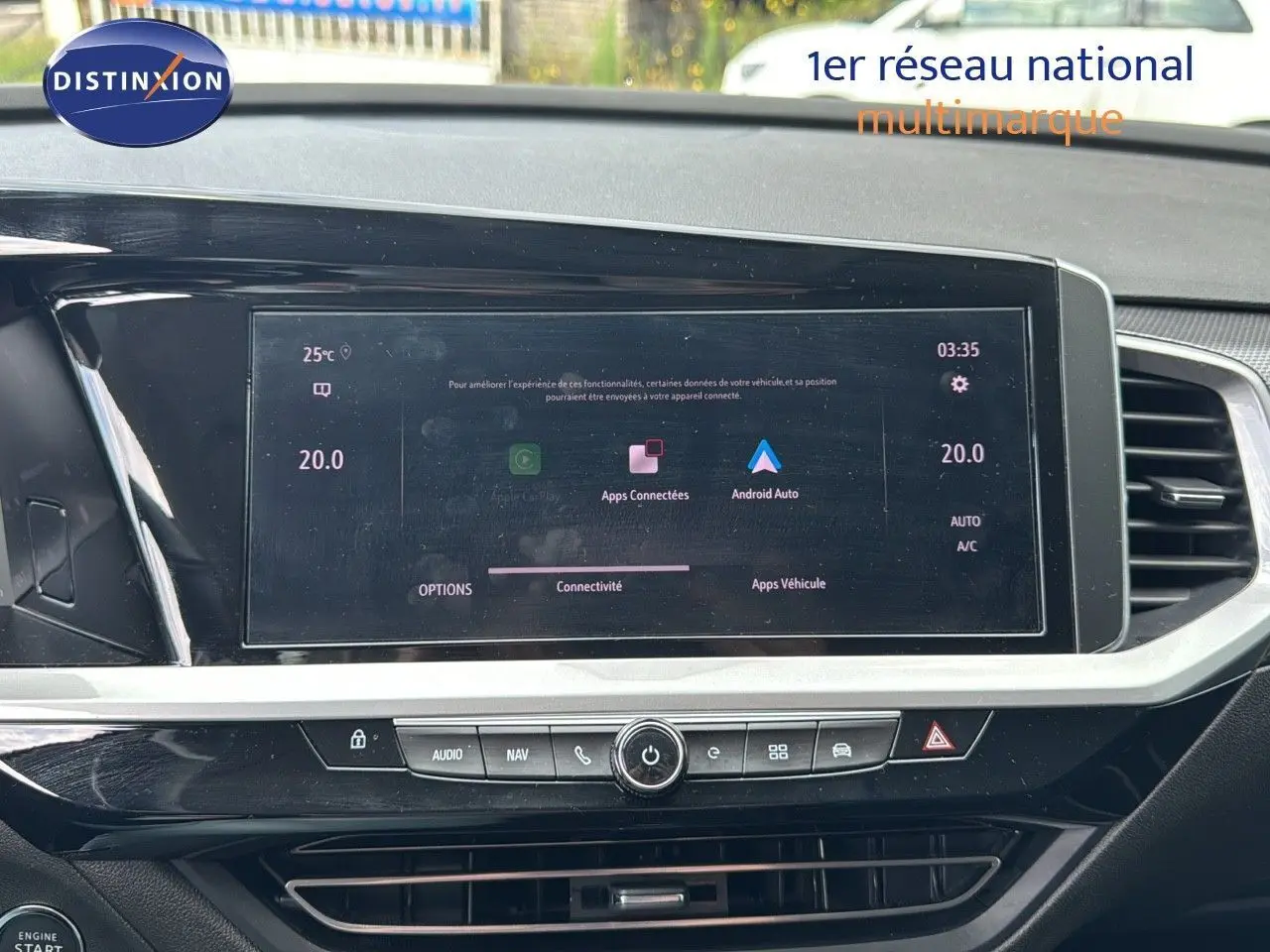 Vue rapprochée de l'écran tactile central noir de l'Opel Grandland 2024 avec affichage des applications connectées.