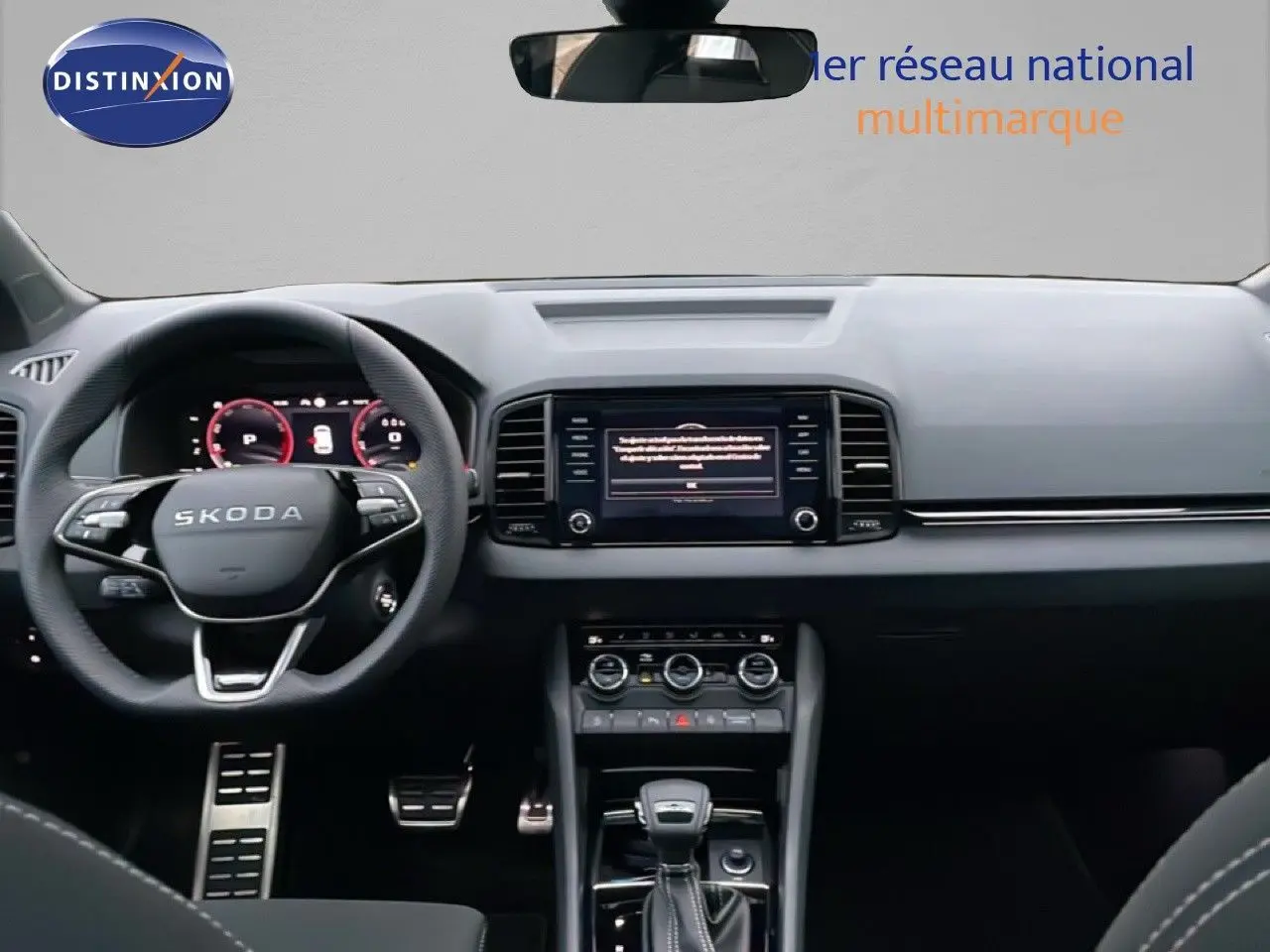 Vue intérieure avant du tableau de bord et volant noir de la Skoda Karoq 1.5 TSI 150ch DSG7 Sportline 2025.