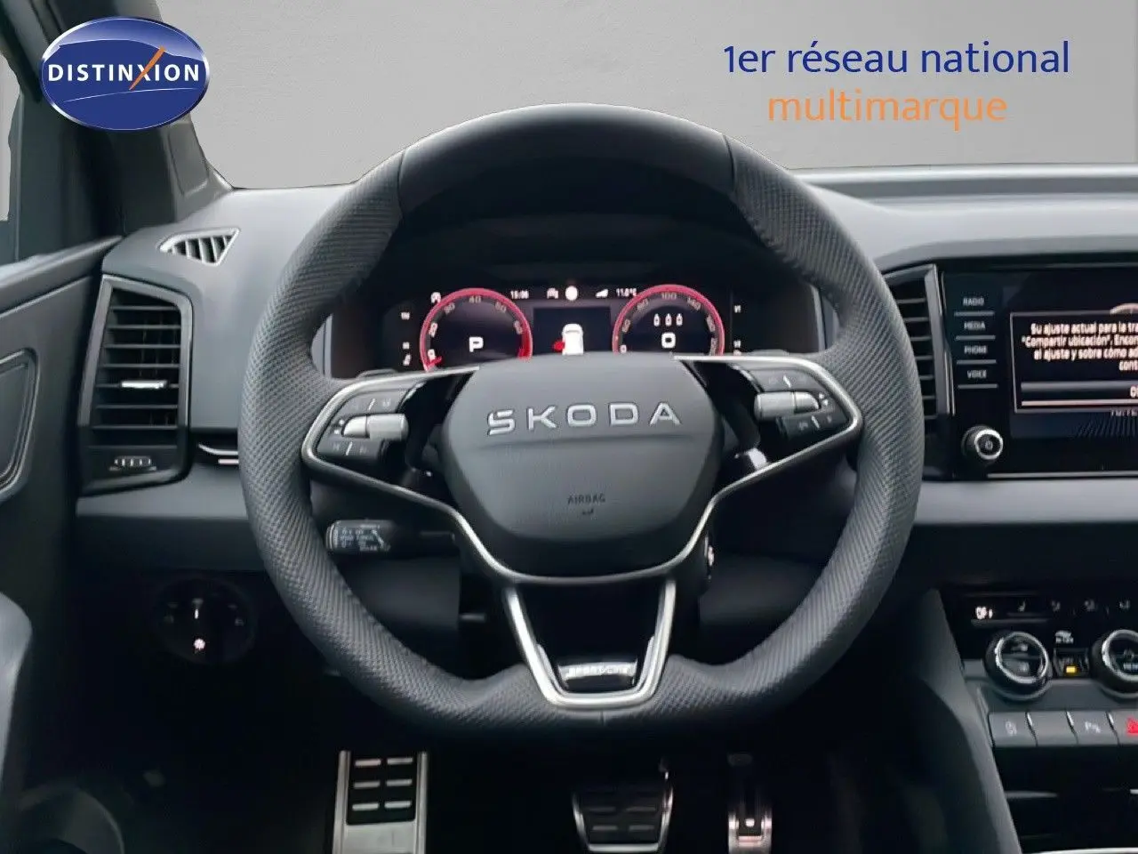 Vue intérieure centrée sur le volant SKODA KAROQ 2025 gris argent, avec tableau de bord numérique et écran tactile.