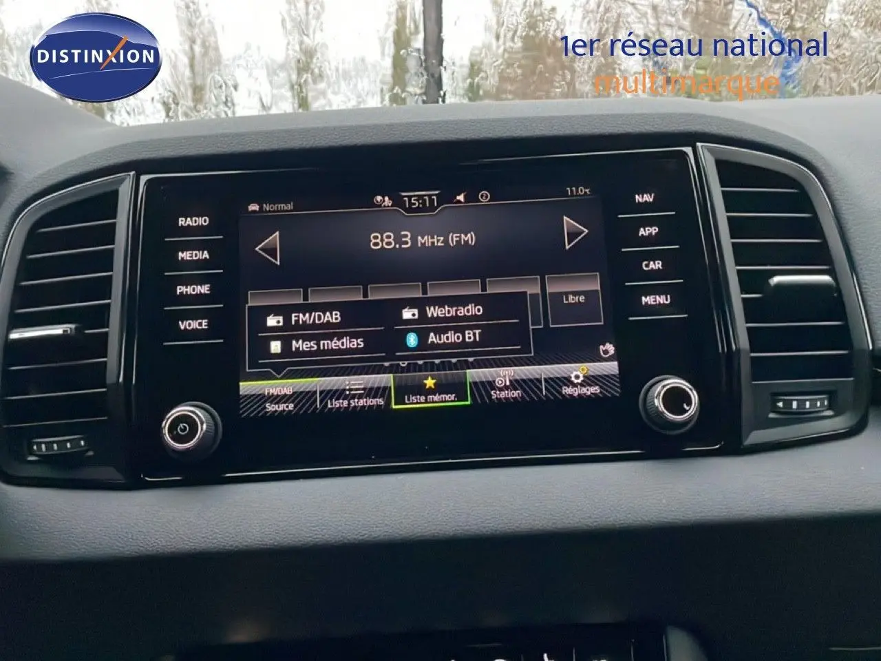 Écran tactile central du Skoda Karoq 2025 affichant les options radio et médias, entouré de commandes noires.