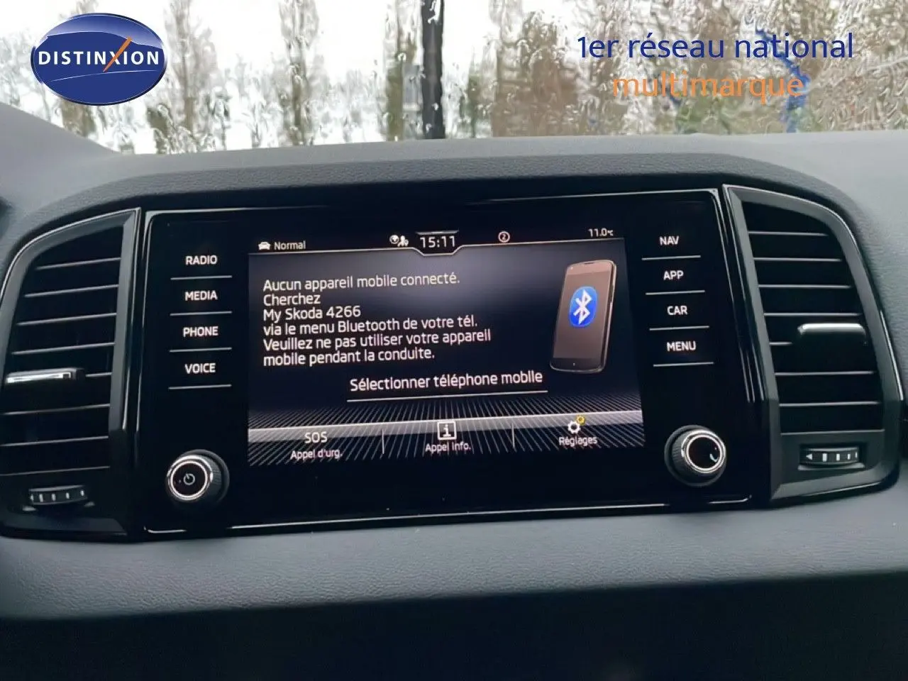 Vue intérieure centrée sur l'écran tactile du tableau de bord du Skoda Karoq gris argent 2025.