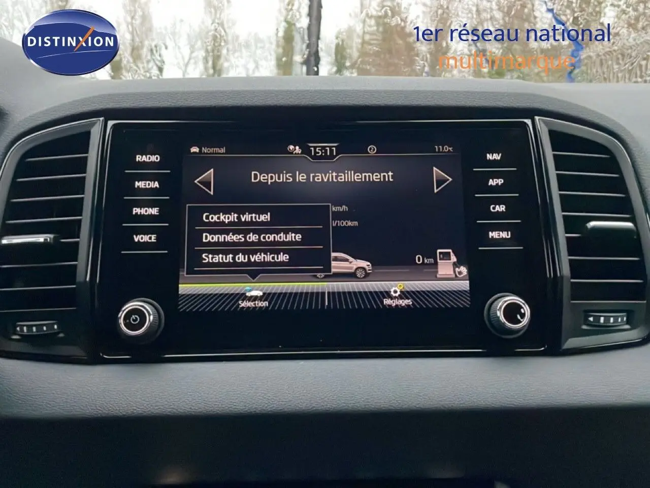Écran central tactile du tableau de bord du Skoda Karoq gris argent, affichant les options de conduite.