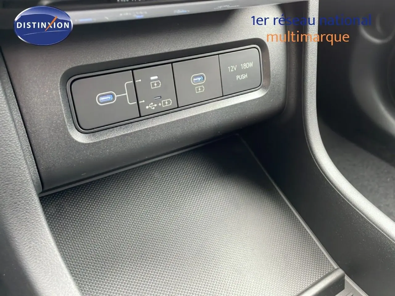 Détail de la console centrale noire du Hyundai Tucson 2026 montrant les ports USB et prise 12V.