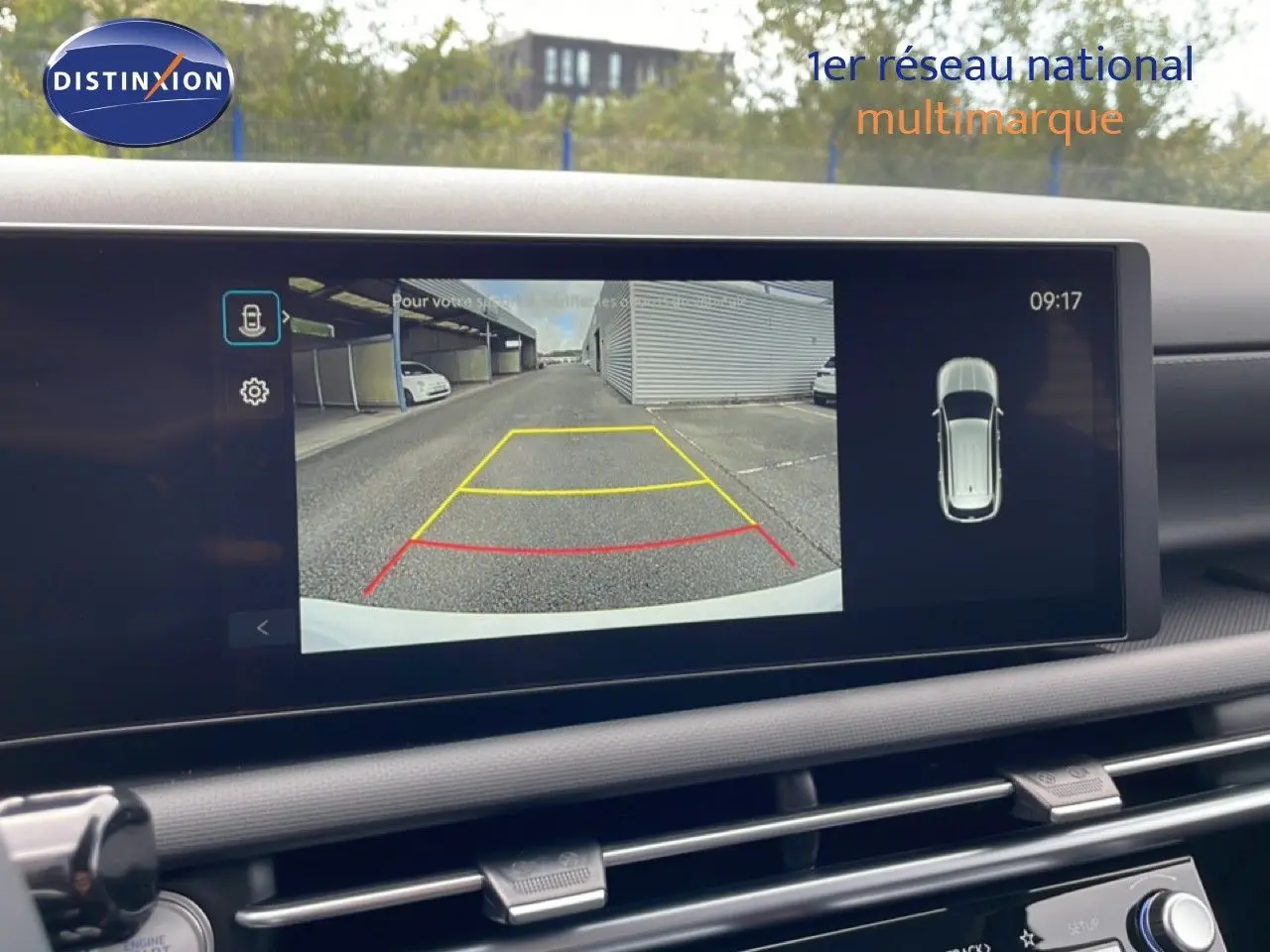 Écran intérieur montrant la caméra de recul du Hyundai Tucson blanc Atlas, avec guidage de trajectoire coloré.