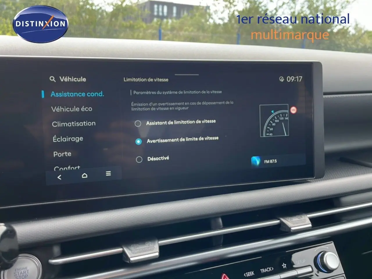 Vue rapprochée de l’écran tactile intérieur du Hyundai Tucson blanc, affichant les options d’assistance à la conduite.