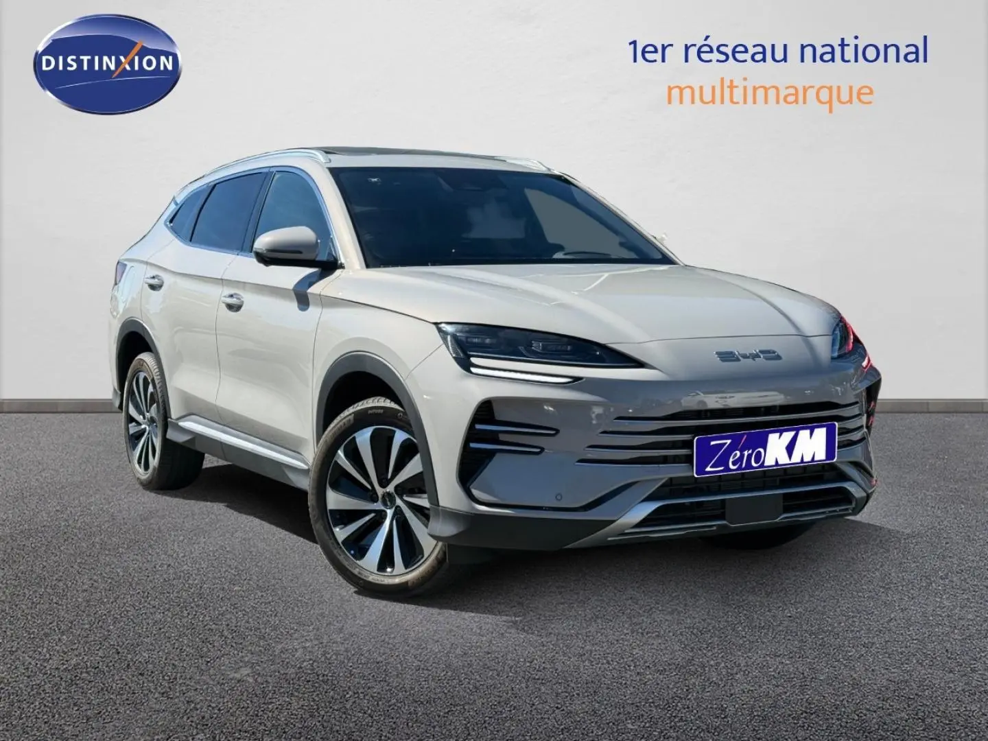 Vue 3/4 avant du SUV BYD SEAL U hybride rechargeable en métallisé Boundless Cloud avec jantes alliage.