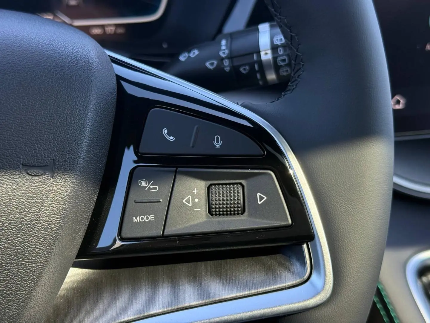 Gros plan sur les commandes multifonctions noires à gauche du volant du BYD SEAL U 1.5 DM-i en Boundless Cloud métallisé.