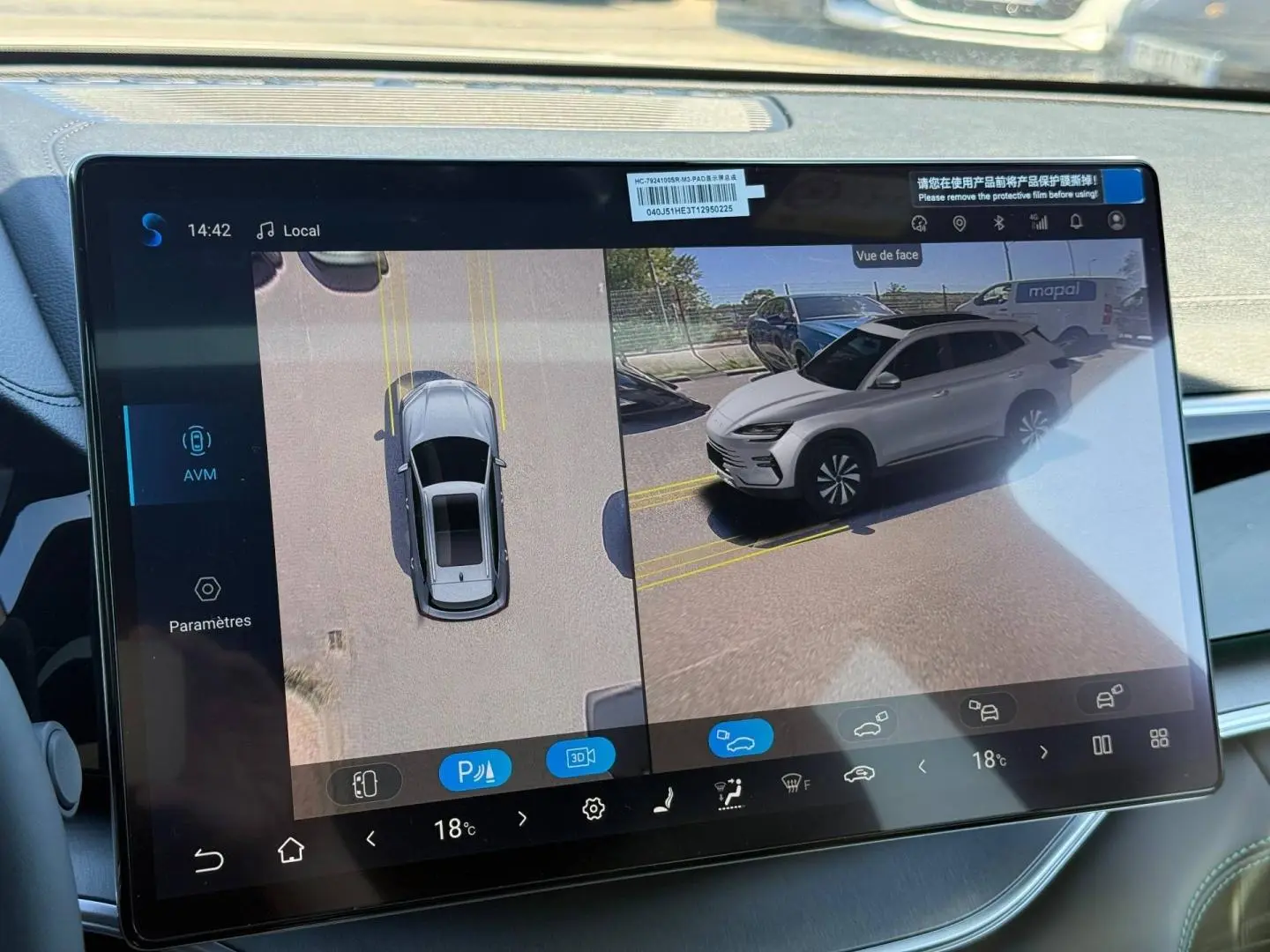 Vue écran tactile intérieur montrant une image 3D et vue aérienne d'un BYD SEAL U blanc côté gauche en stationnement.