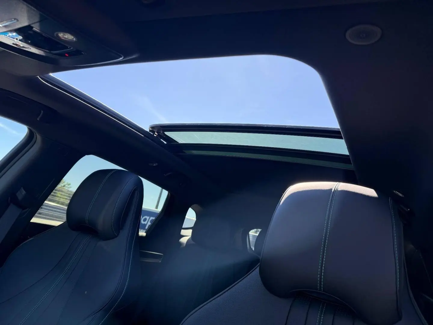 Vue intérieure du toit ouvrant panoramique et des sièges avant en cuir noir du BYD SEAL U 1.5 DM-i 218ch Boost.