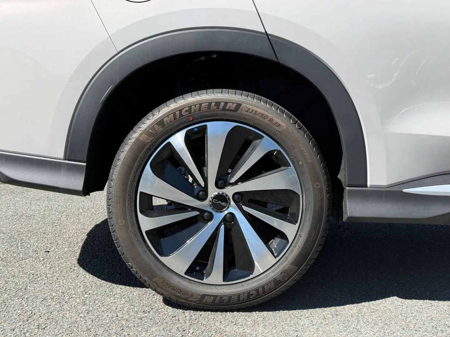 Gros plan sur la roue arrière droite du BYD SEAL U 1.5 DM-i 218ch Boost en Boundless Cloud métallisé.