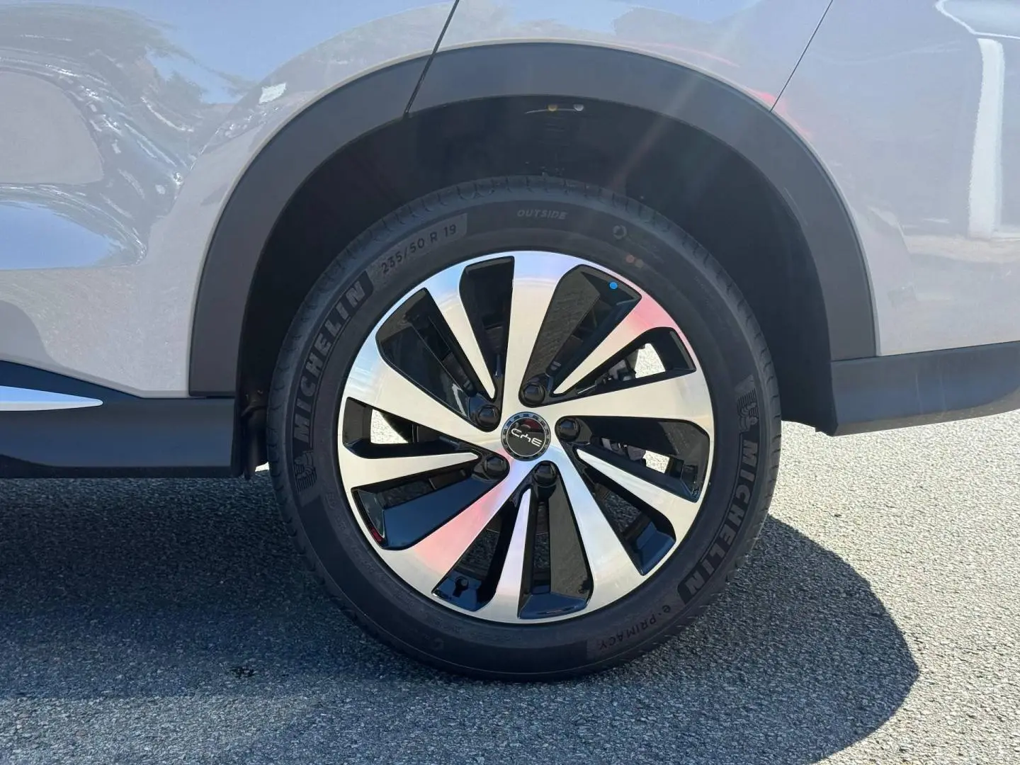 Gros plan sur la roue avant droite du BYD SEAL U 1.5 DM-i 218ch Boost en Boundless Cloud métallisé, jante alu bicolore.