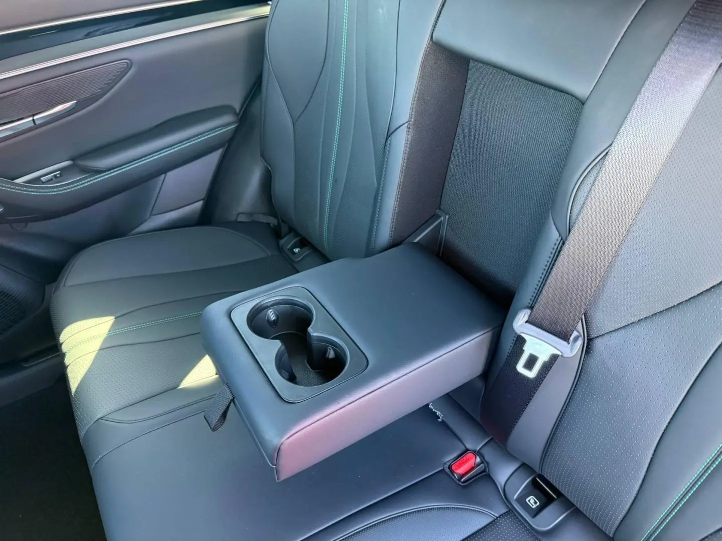 Vue rapprochée de la banquette arrière noire avec accoudoir central et porte-gobelets du BYD SEAL U 2026.