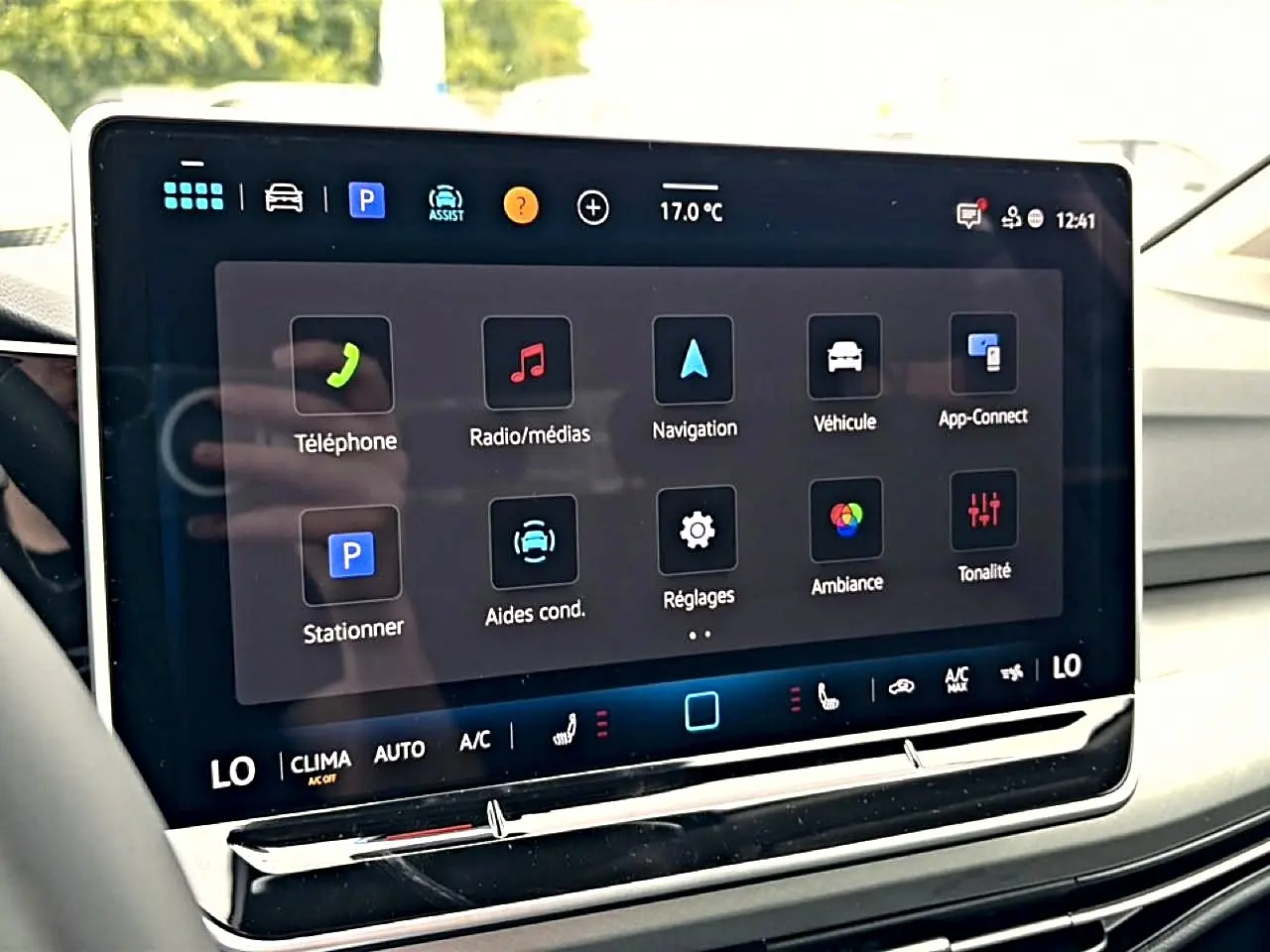 Écran tactile central de la Volkswagen Golf 2026 montrant le menu principal avec options de navigation et médias.